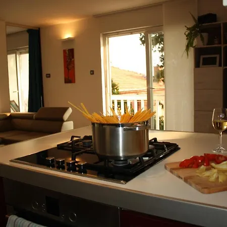 Apartment Family Apt Magnolia - Sea View - Garden - 3 Bedrooms - 2 Bathrooms - 5 Min Walk From *